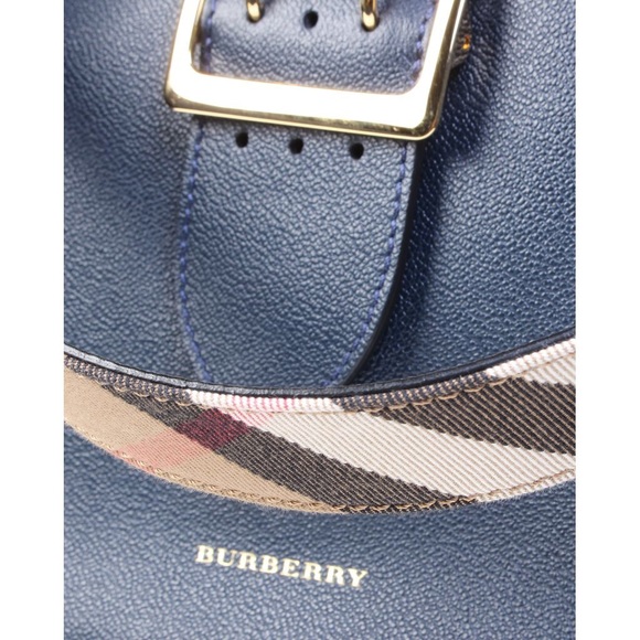 BURBERRY
Navy Soft Grain Calfskin Medium Buckle - Picture 4 of 6